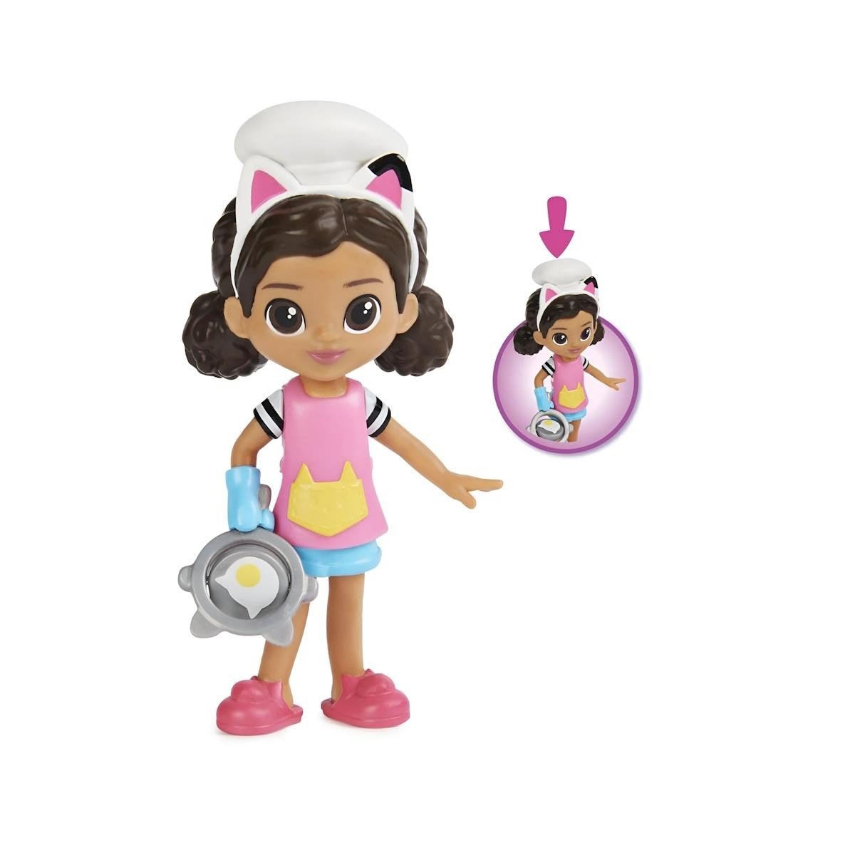 Boneca vestida com avental e chapéu de gato a segurar uma frigideira com ovo