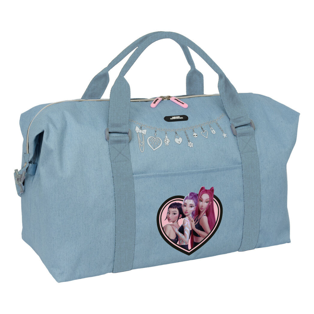 Mala azul clara com alças largas, decorada com corrente de pendentes e coração com três personagens femininas.