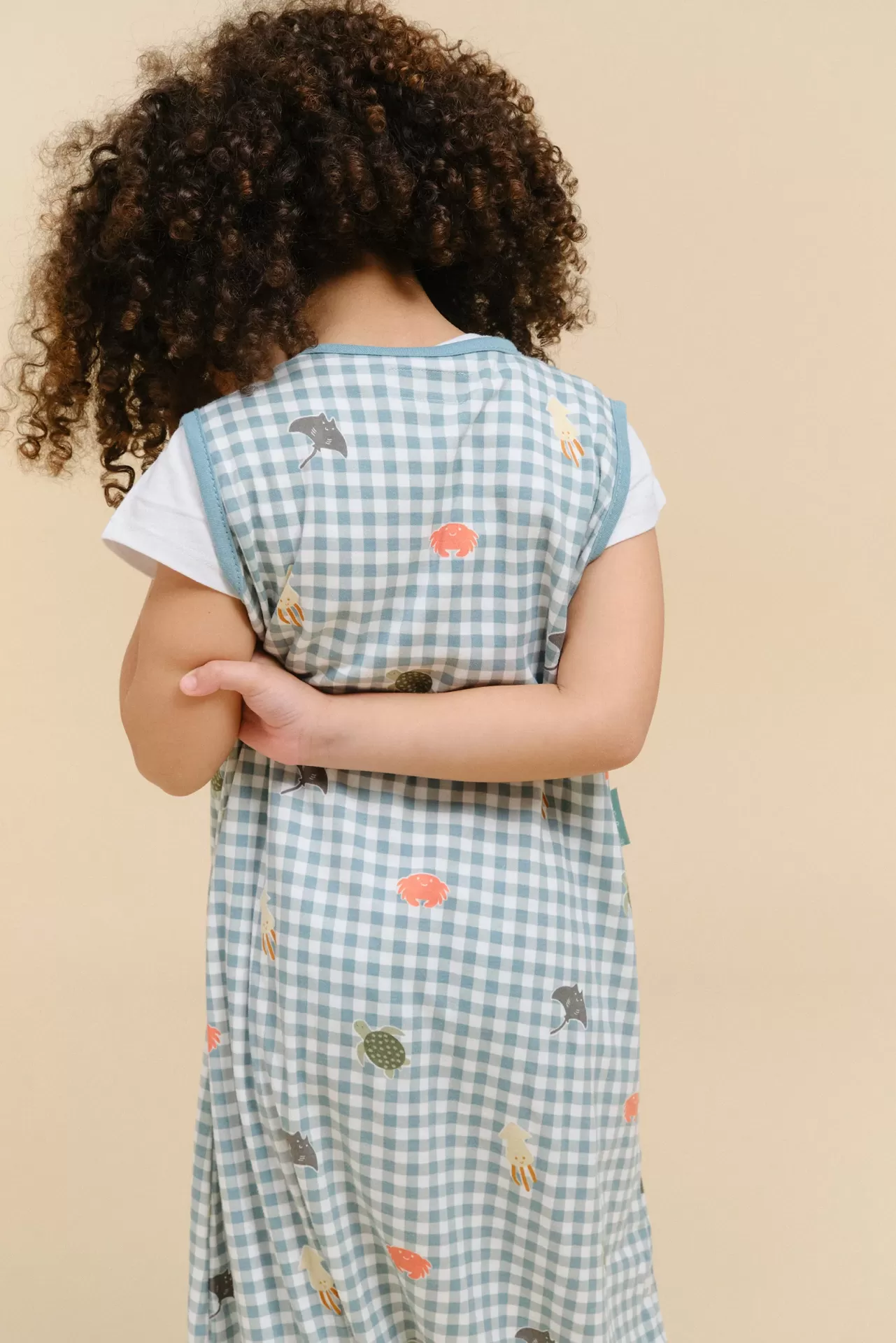 Vestido infantil azul com padrão aos quadrados e estampado de animais marinhos