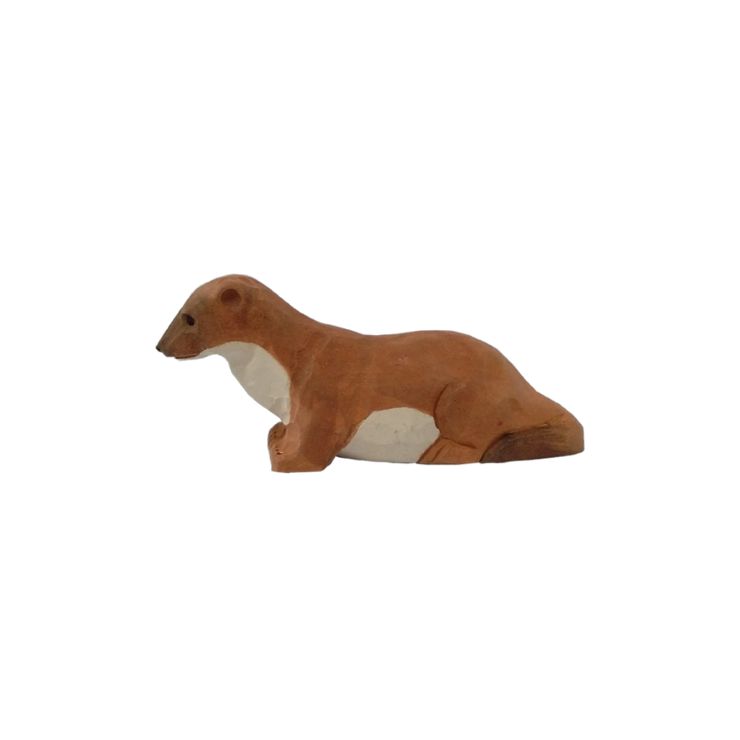 Figura de doninha de tecido castanho e branco deitada