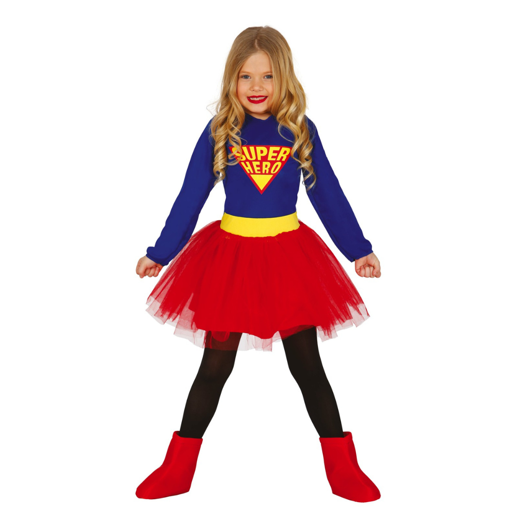 Menina em fato de super-heroína com saia de tule vermelha e botas vermelhas
