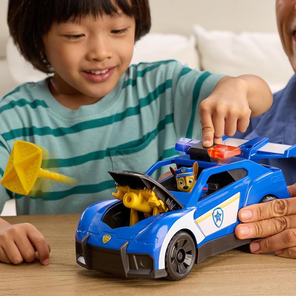 Carrinho azul de brinquedo com figura de cão policial e luz vermelha