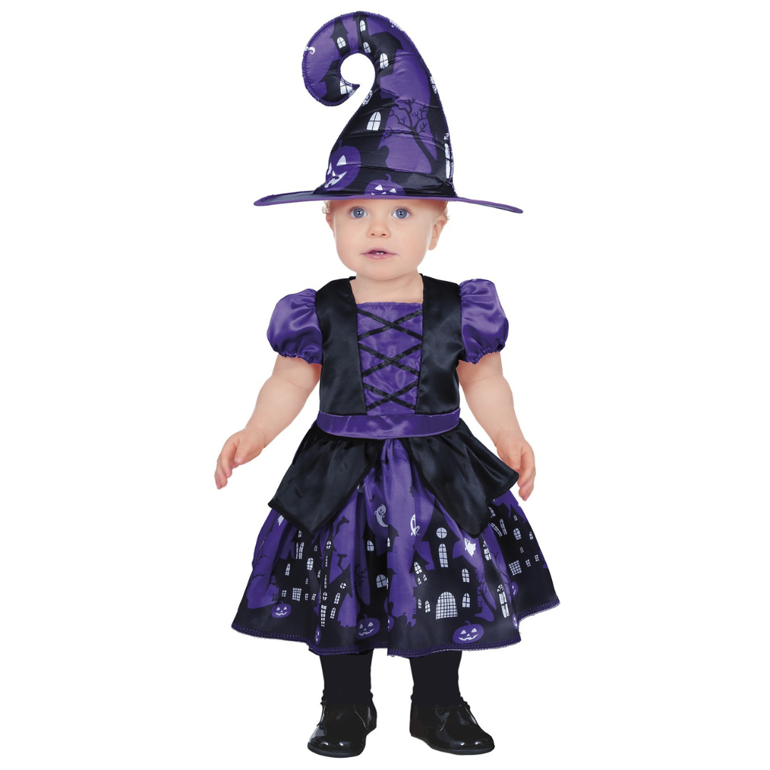 Bebé vestido com fantasia de bruxa roxa e preta, chapéu pontiagudo e sapatos pretos.