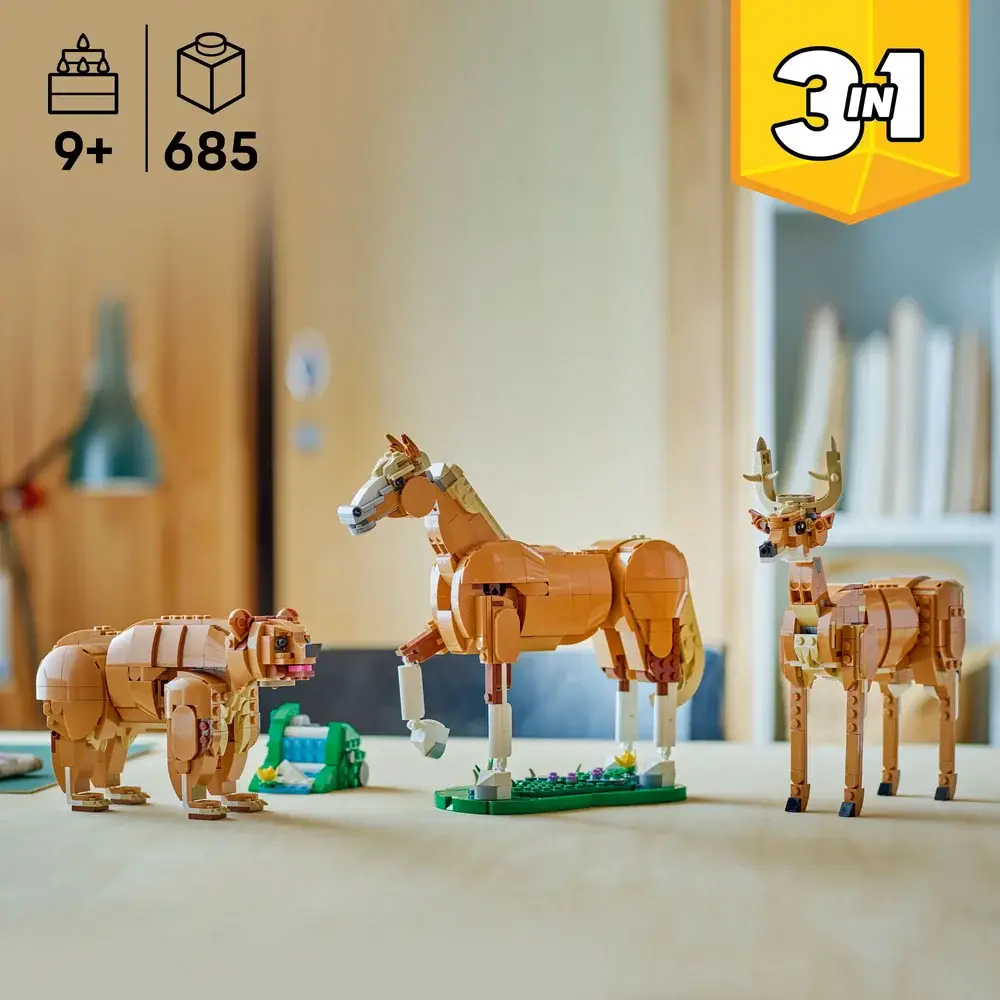 Três modelos de animais feitos de peças de construção ligeiramente castanhas sobre mesa em ambiente doméstico.