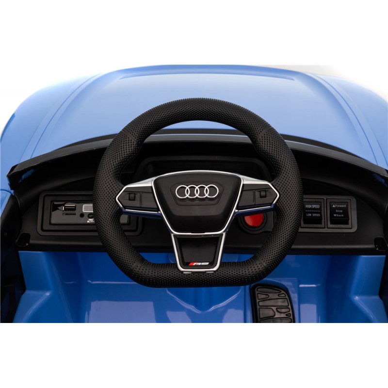 Volante preto com logótipo Audi e painel de controlo em plástico azul.