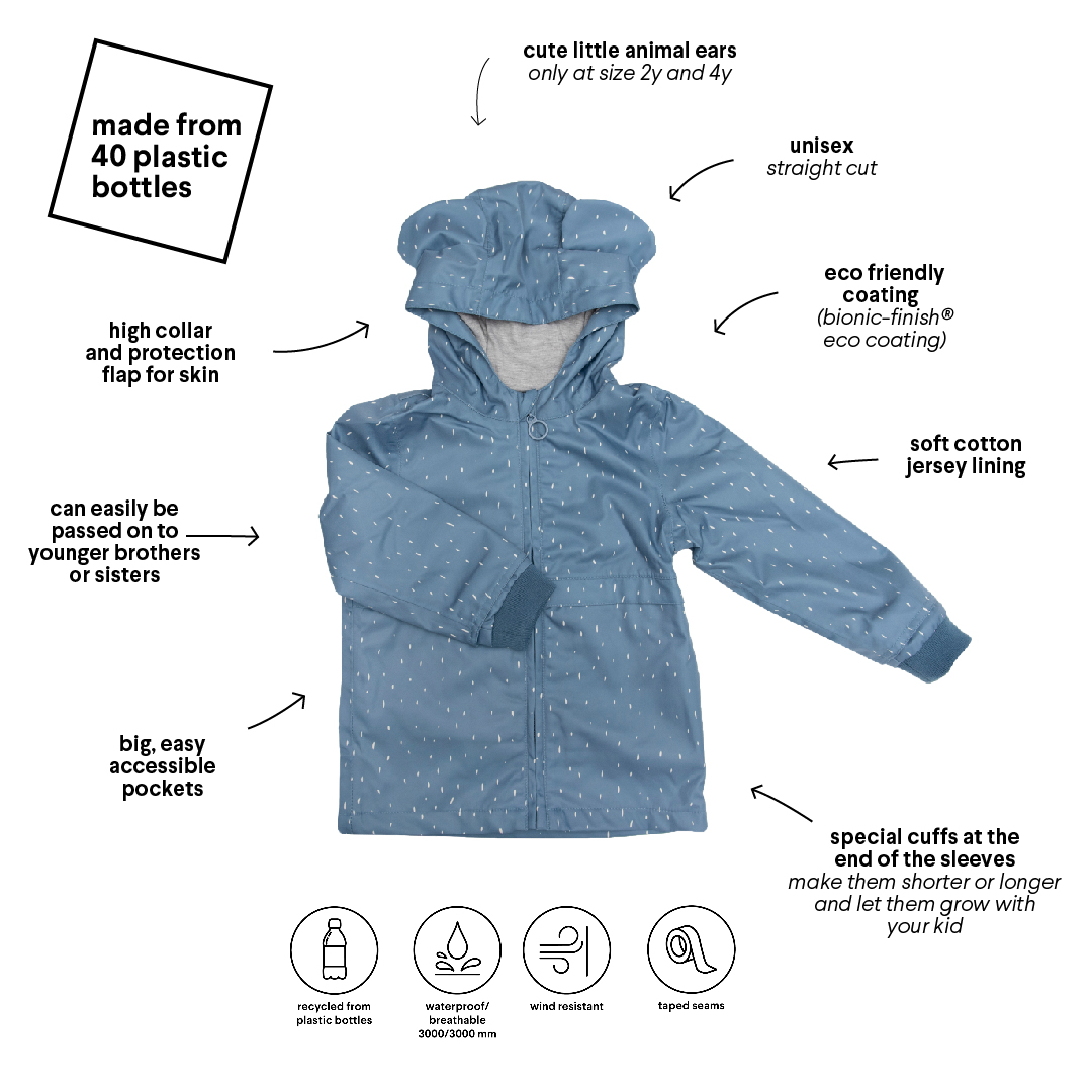 Casaco infantil azul com capuz e orelhas pequenas, estampado com pontos brancos, em fundo branco