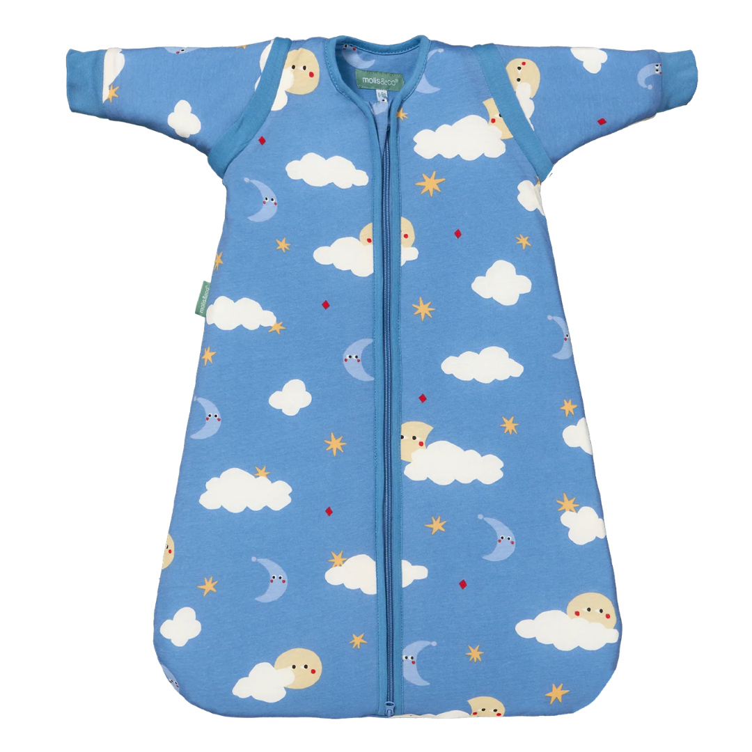 Saco de dormir para bebé azul com padrão de nuvens, luas e estrelas
