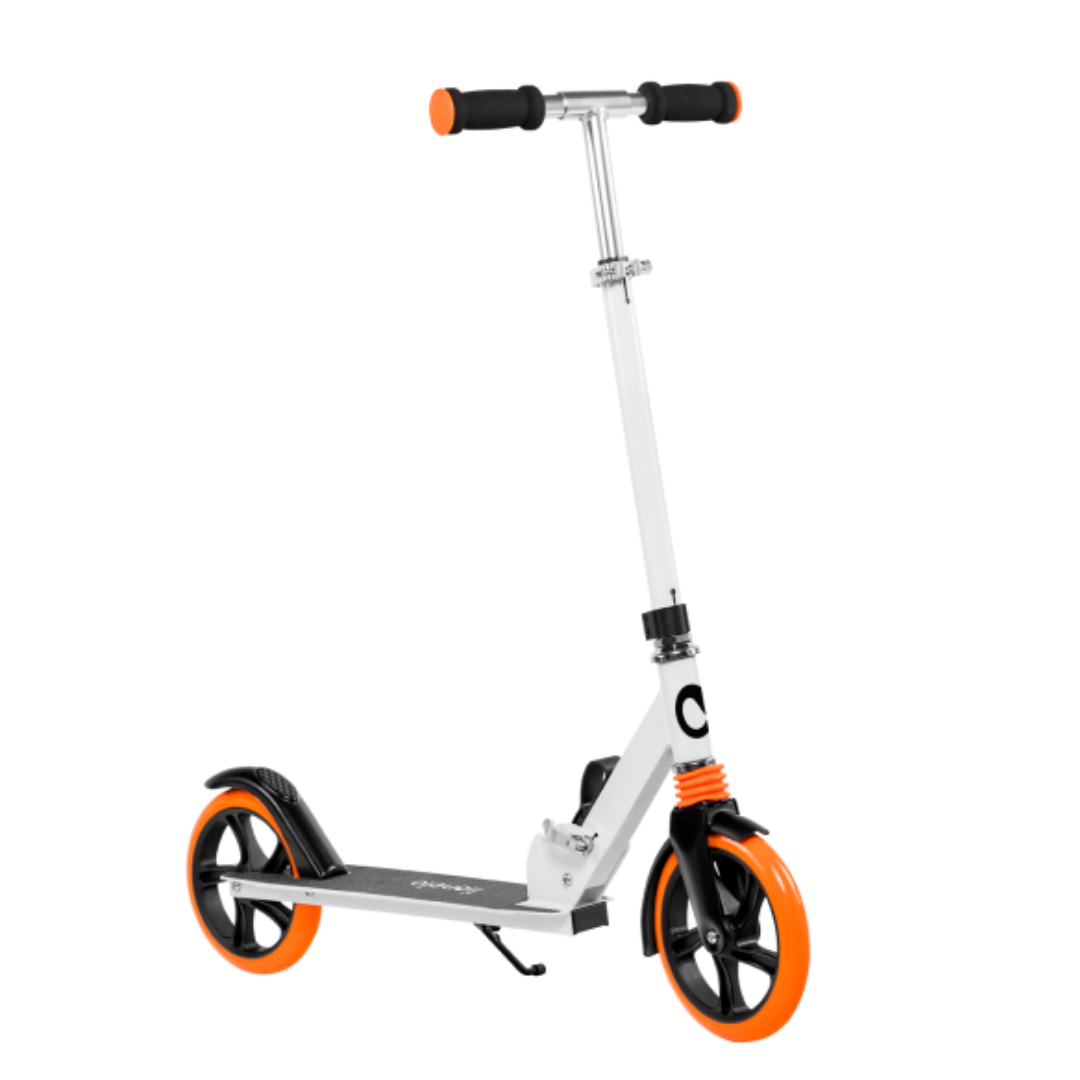 Patinete branco com rodas e detalhes em laranja e preto