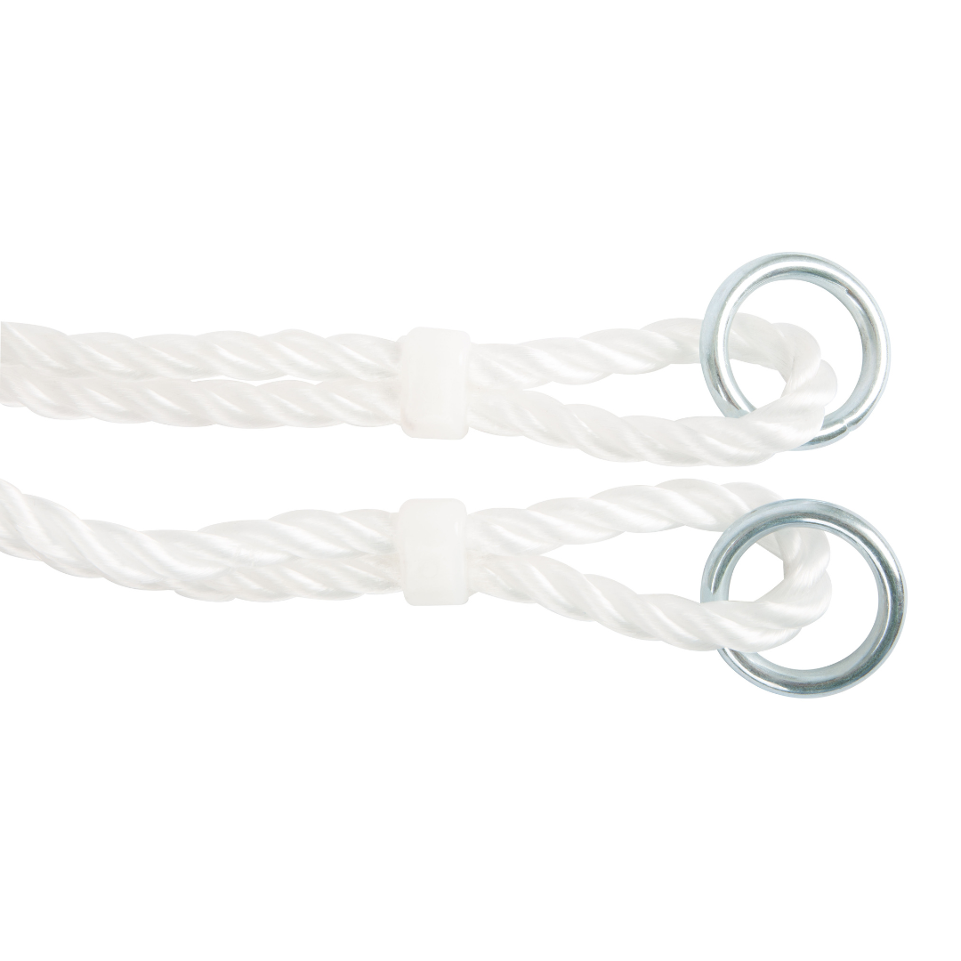 Cordas brancas trançadas com argolas metálicas prateadas nas extremidades