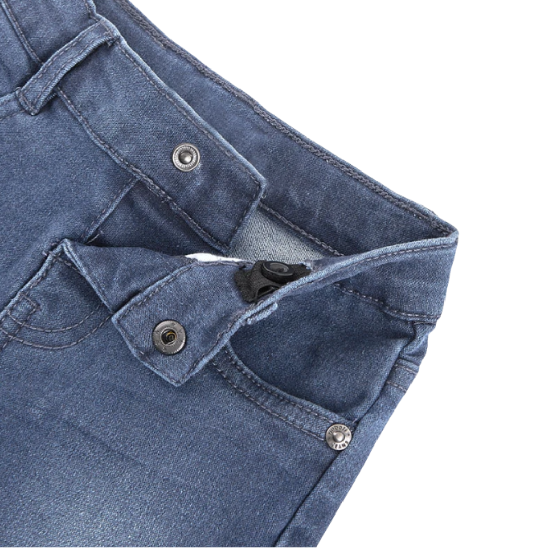 Calças de ganga azuis com botão e fecho metálico em fundo branco