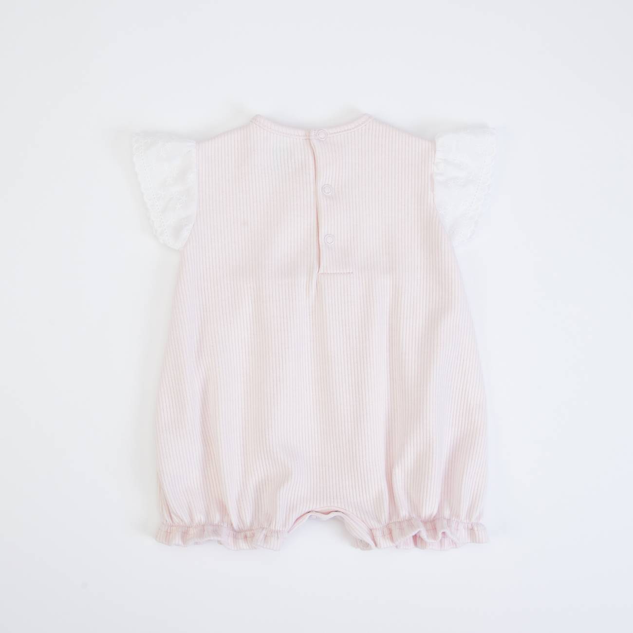Macacão de bebé rosa claro com mangas brancas rendadas
