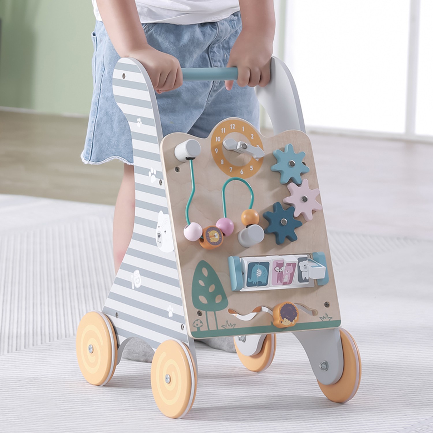 Carrinho de madeira infantil com atividades coloridas e riscas cinza e brancas