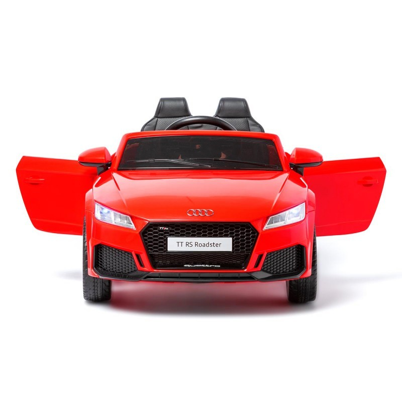 Carro elétrico vermelho Audi TT RS Roadster com portas abertas em fundo branco