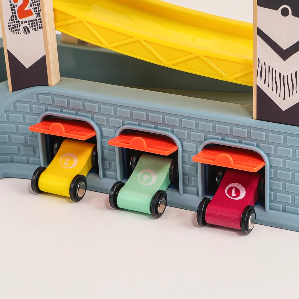 Brinquedo de madeira com carrinhos coloridos em suporte cinza