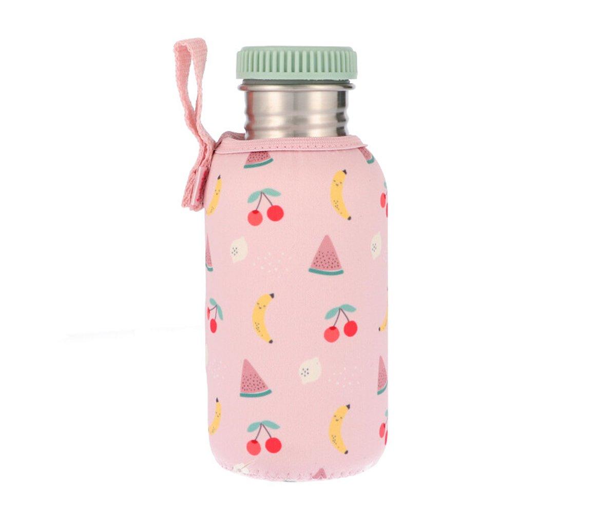 Garrafa de água metálica com capa rosa decorada com frutas e tampa verde claro