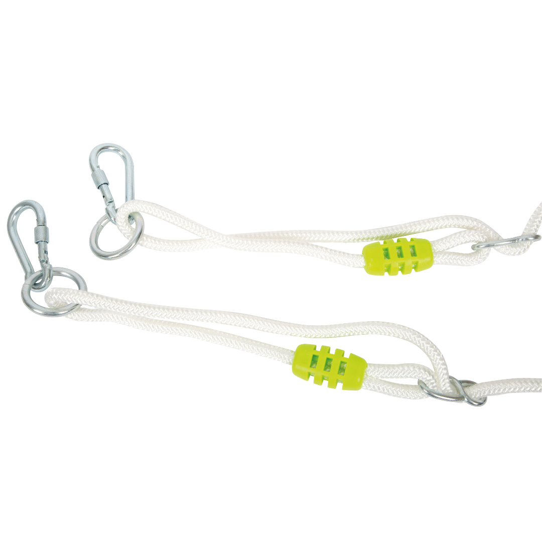 Corda branca com mosquetões de metal e ajustadores amarelos