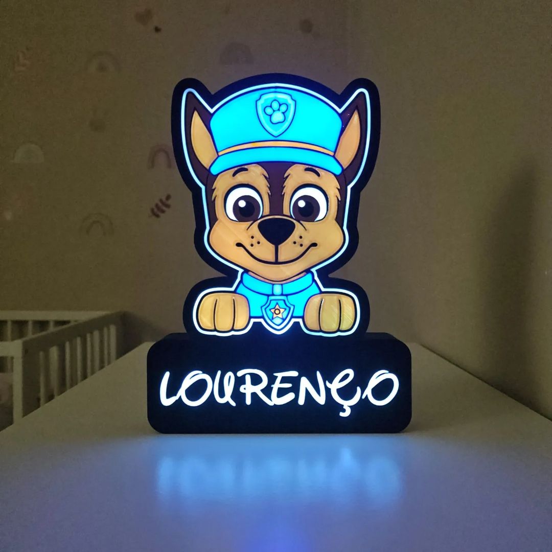 Luminária infantil com personagem de cachorro em uniforme azul e nome Lourenço em base preta iluminada