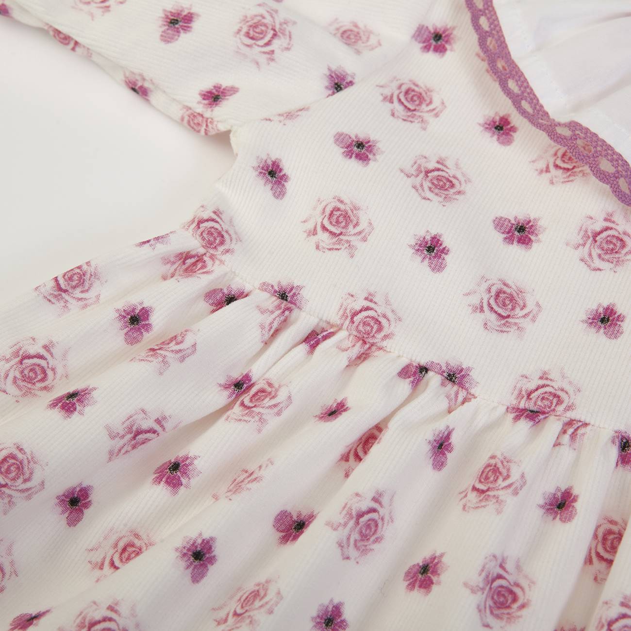 Vestido branco com flores cor-de-rosa e lilás e detalhes em renda lilás