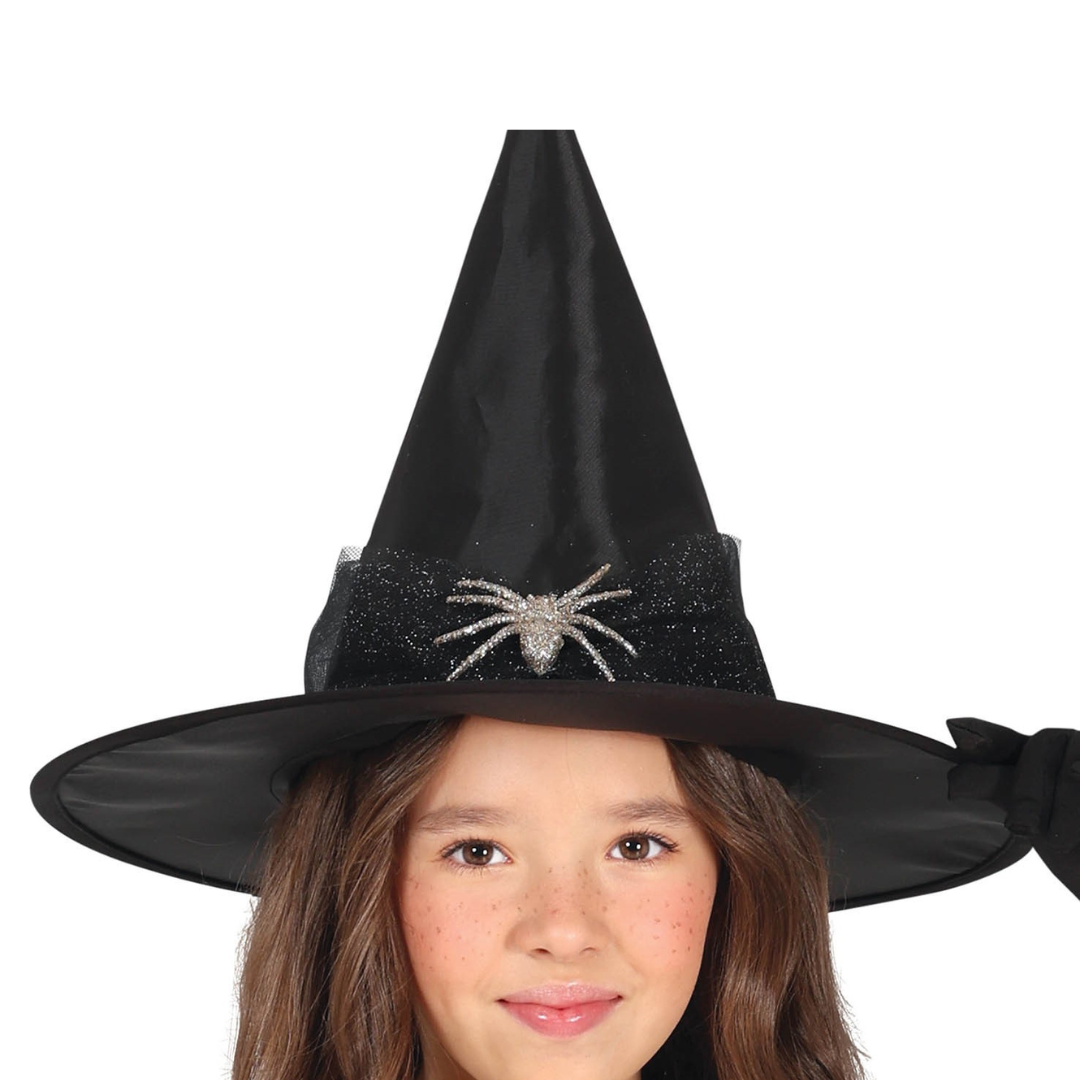 Chapéu de bruxa preto com faixa preta glitter e aranha prateada usado por criança.