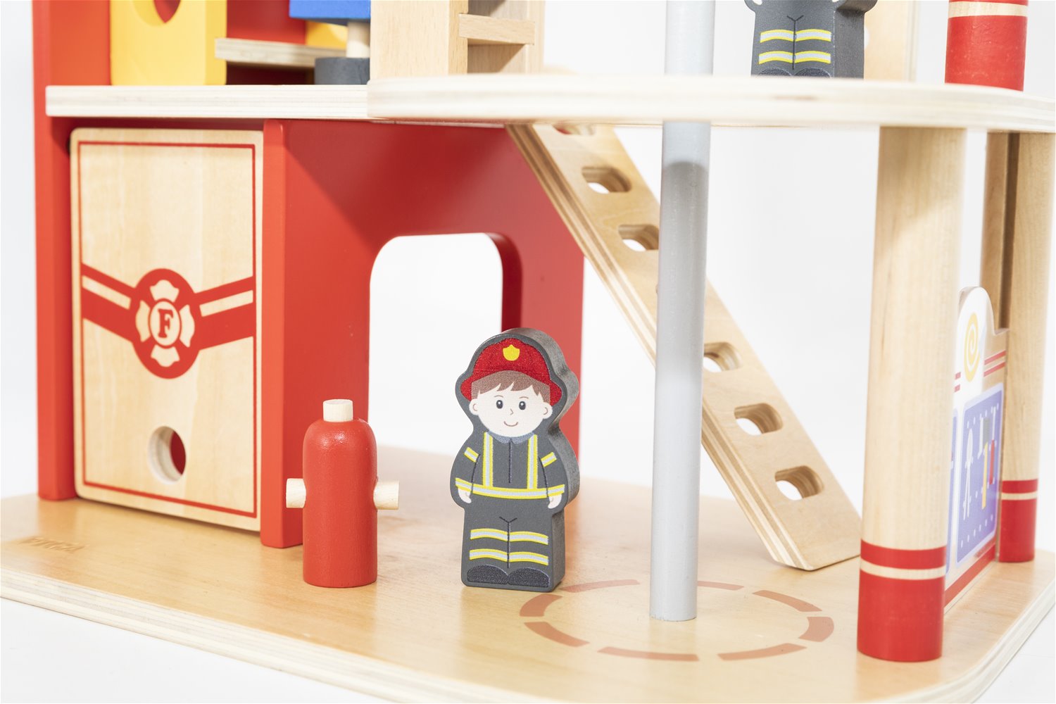 Brinquedo de madeira com tema de bombeiros, incluindo figura e acessórios.