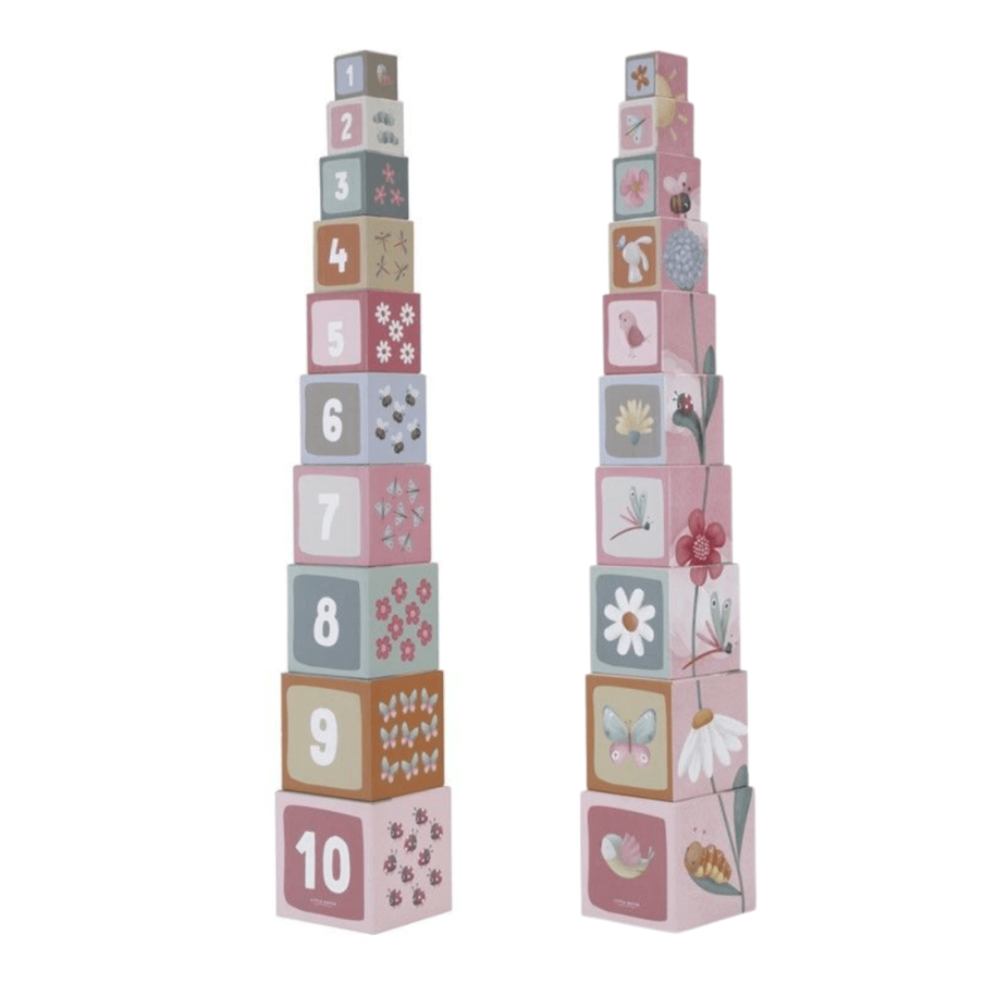 Dois conjuntos de cubos empilhados com números e desenhos coloridos