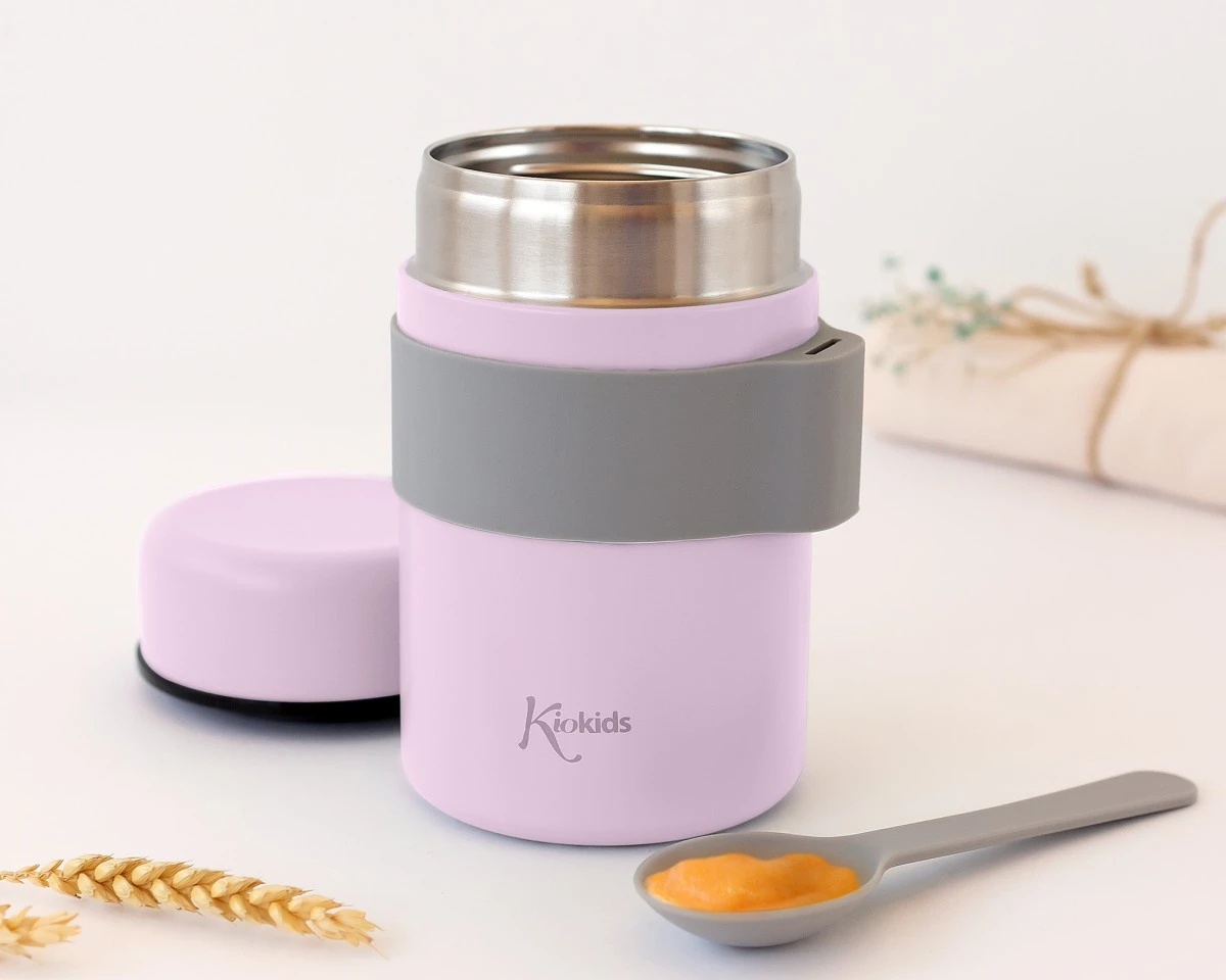 Termo rosa claro para crianças com tampa cinza e colher com comida cremosa laranja