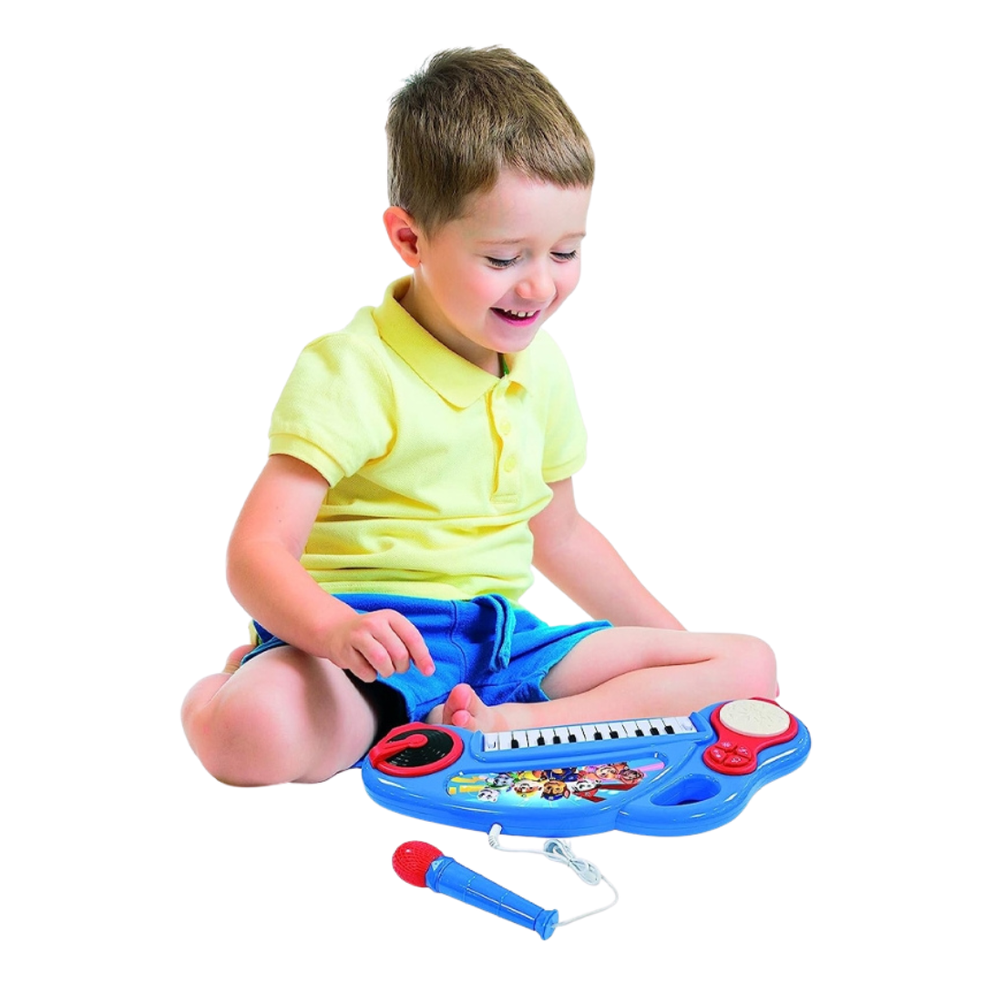 Menino a brincar com teclado musical azul e vermelho com microfone