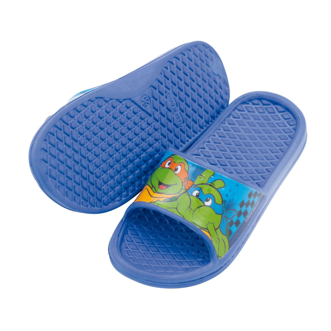 Chinelos azuis com estampa da série Turtle e padrão de losangos.