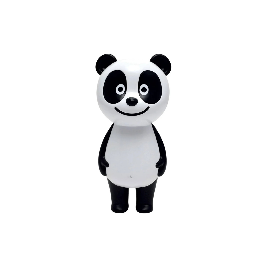 Boneco de panda preto e branco sorridente em fundo branco