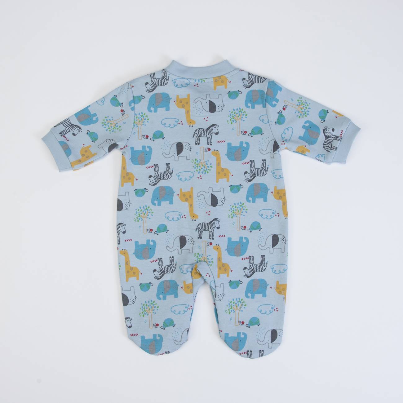 Macacão de bebé azul claro com estampado de animais coloridos.