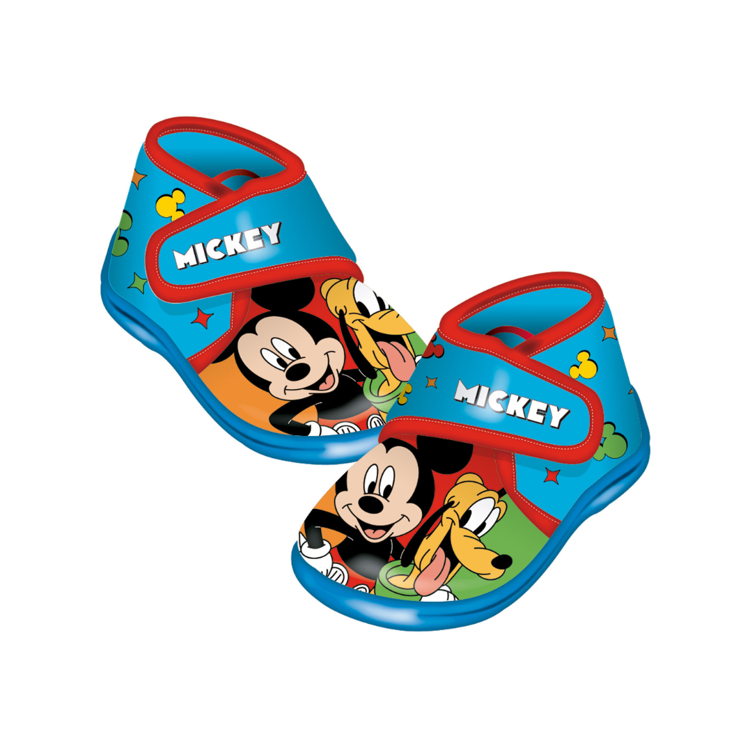Pantufas infantis azuis e vermelhas com Mickey Mouse e Pluto e texto MICKEY.