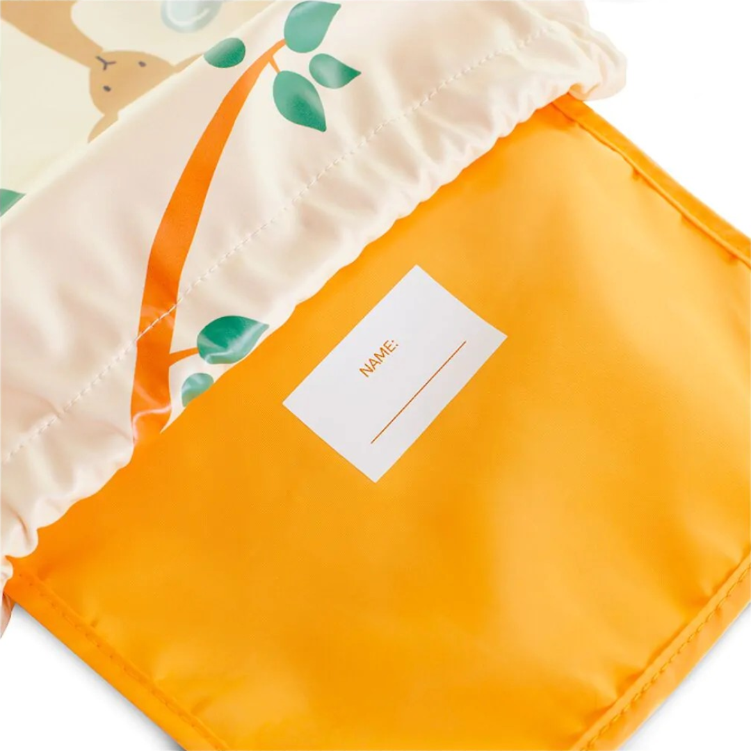 Mochila infantil com veado e folhas, interior laranja com etiqueta NAME