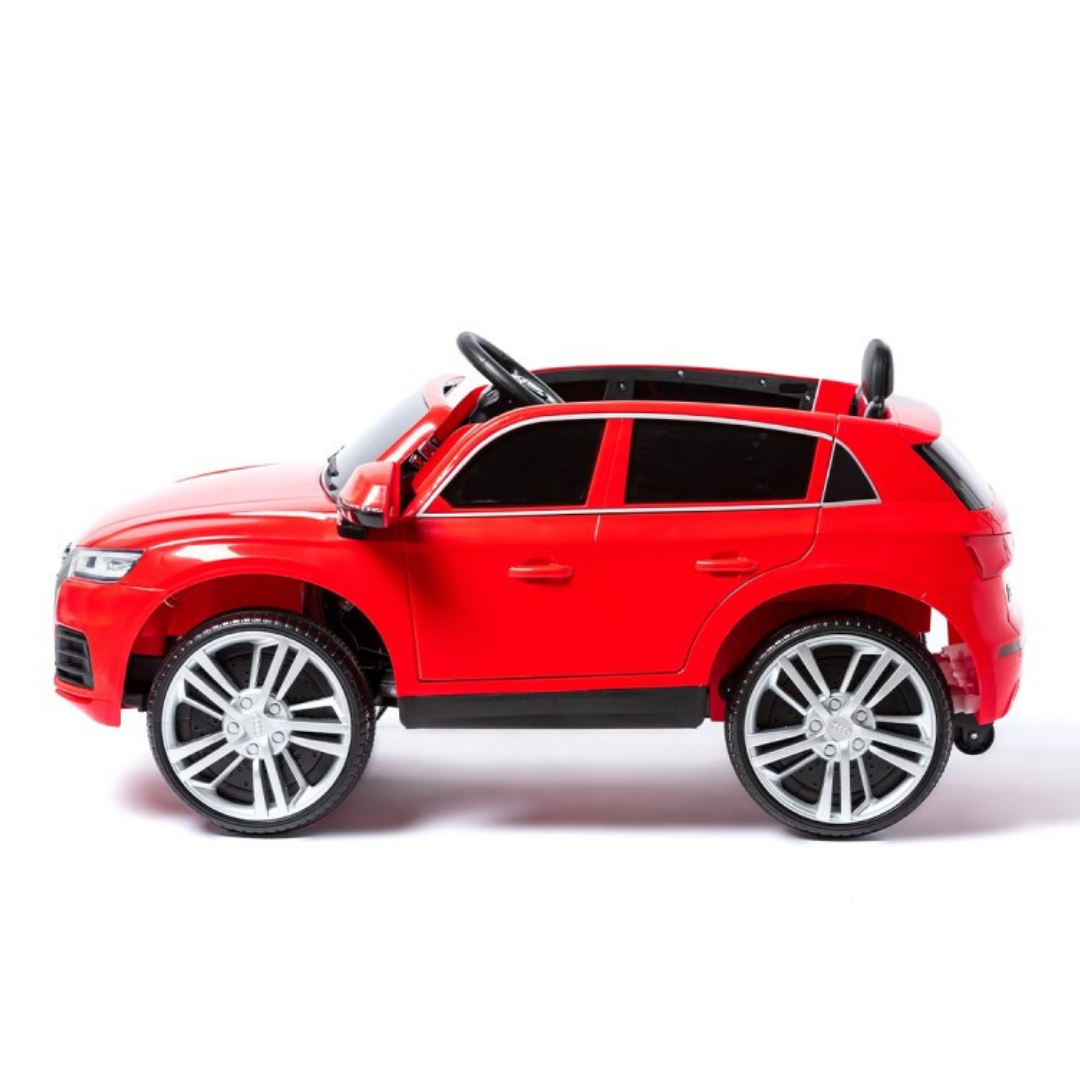 Carro elétrico infantil vermelho com jantes prateadas