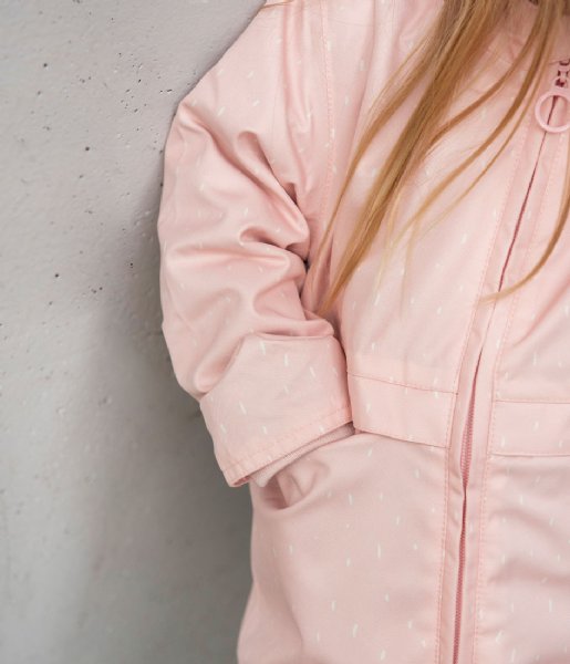 Criança com casaco rosa claro com padrões brancos e fecho de correr