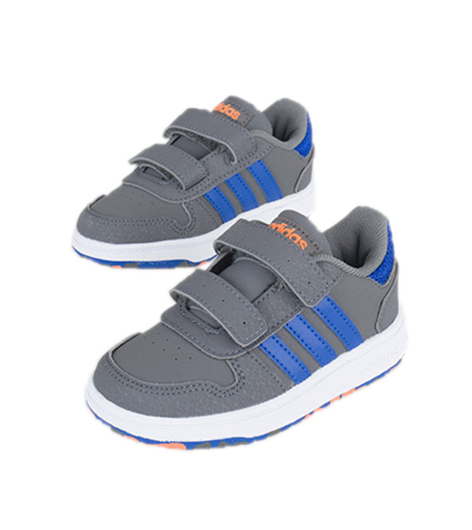 Sapatilhas cinza com riscas azuis e fecho velcro