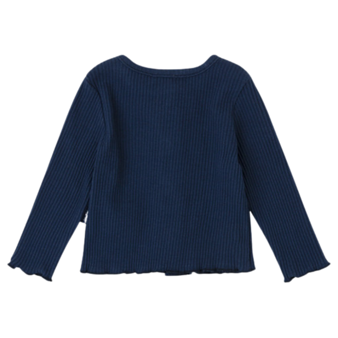 Camisola azul escura de malha canelada com gola redonda e mangas compridas.