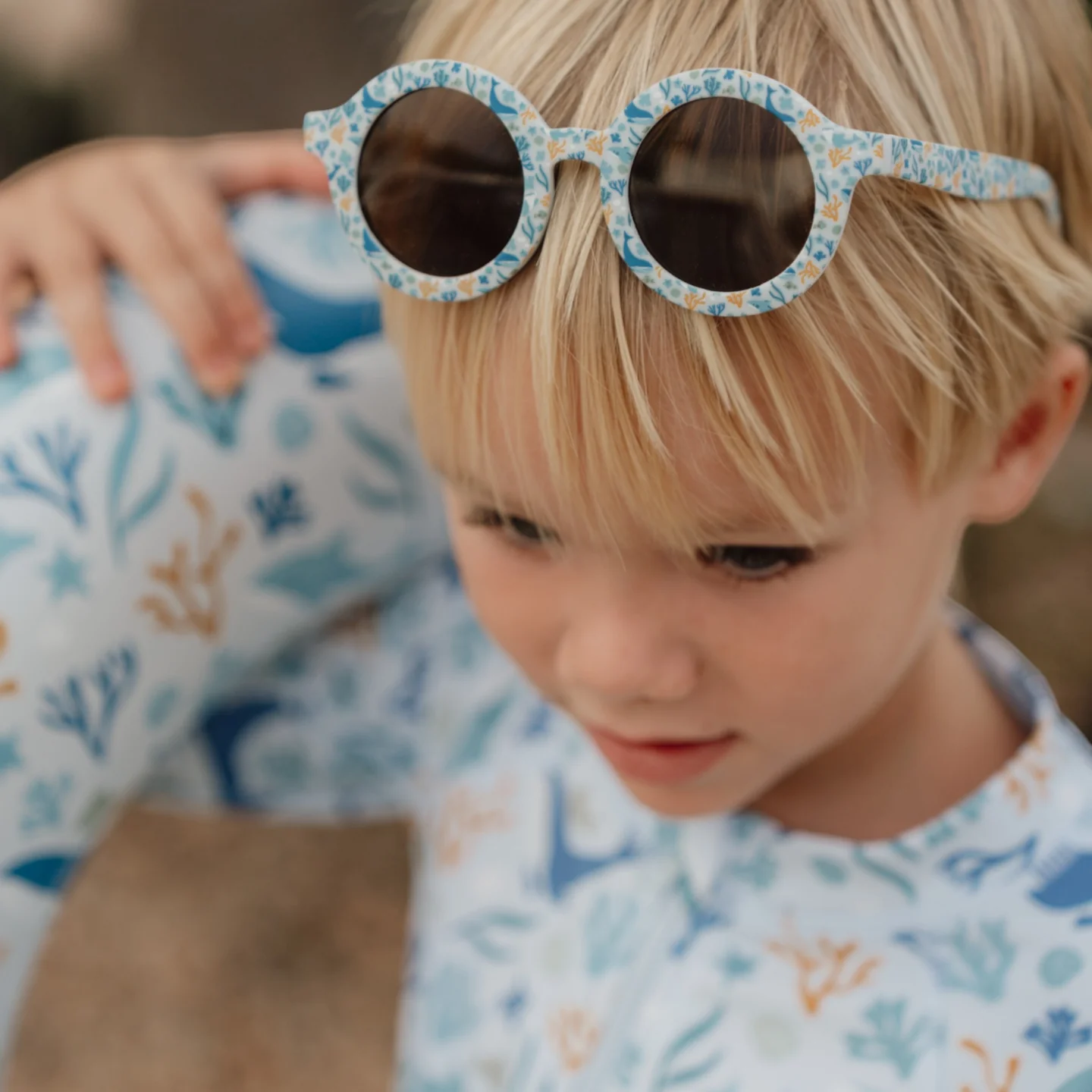 Óculos de sol infantis com armação redonda colorida e padrão de plantas marinhas