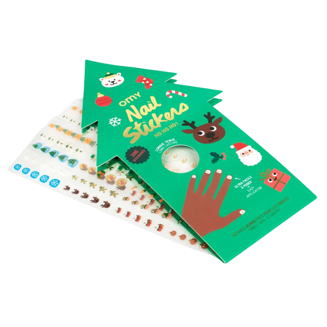 Adesivos para unhas de Natal em embalagem verde formato árvore com desenhos natalícios e texto em várias línguas.