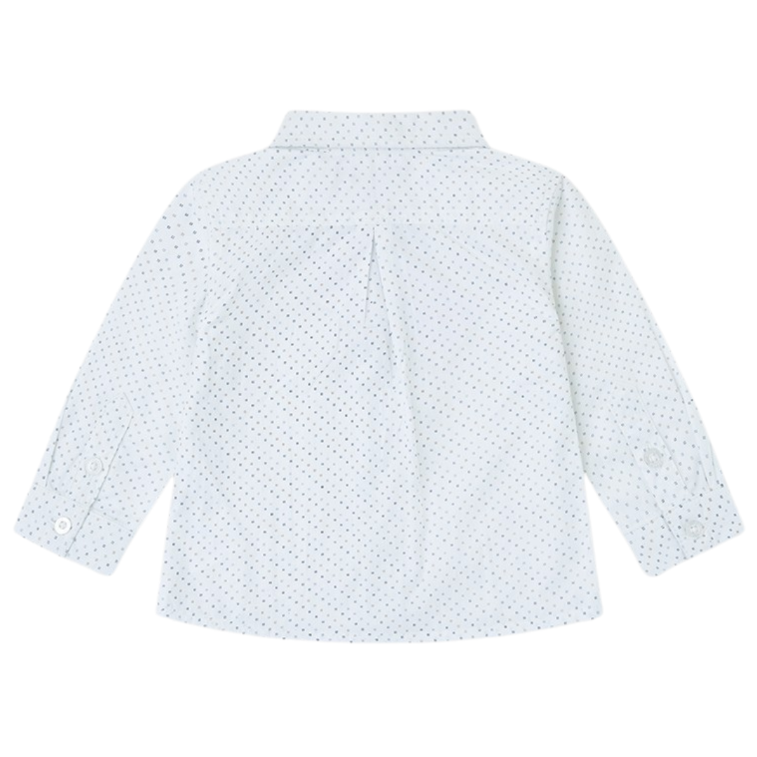 Camisa branca de manga comprida com padrão de pontos pretos vista de costas.