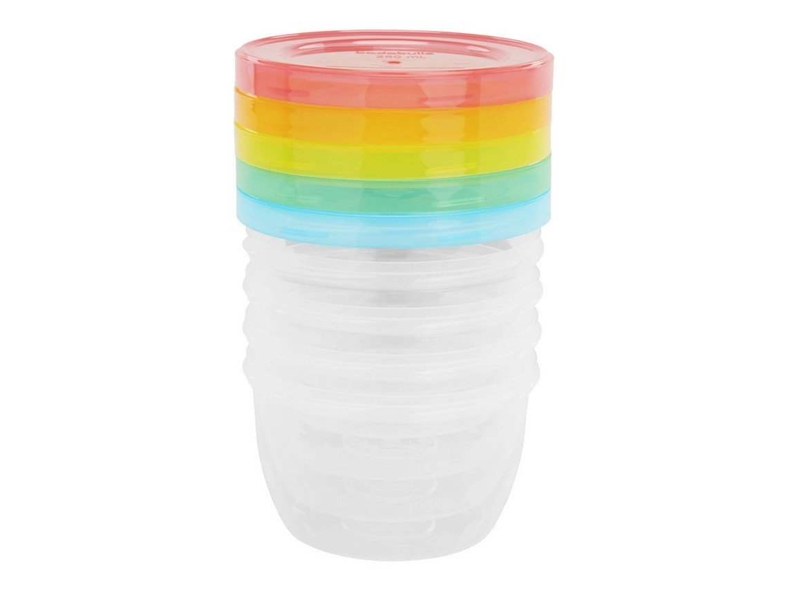 Conjunto de copos transparentes com tampas coloridas empilhados