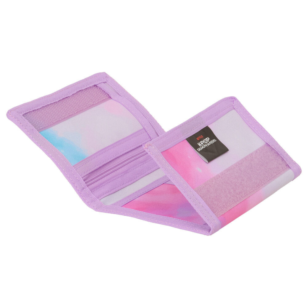 Carteira lilás e rosa em tecido com fecho de velcro e compartimentos interiores.
