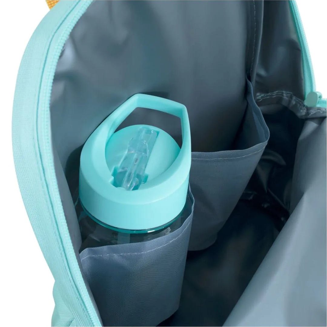Interior de mochila azul claro com garrafa azul de plástico no bolso