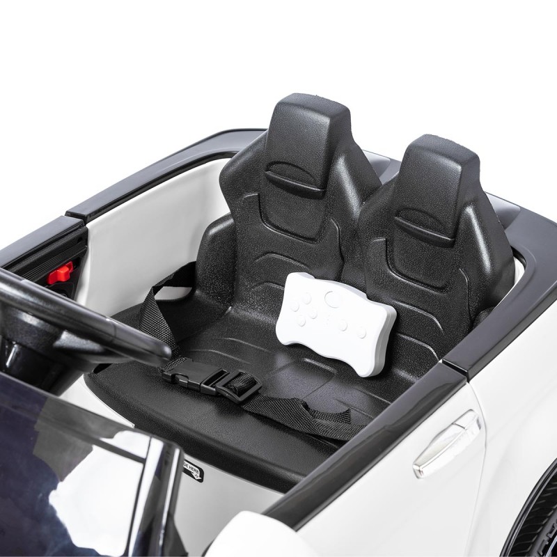 Carro elétrico infantil branco com assentos duplos pretos e comando remoto branco