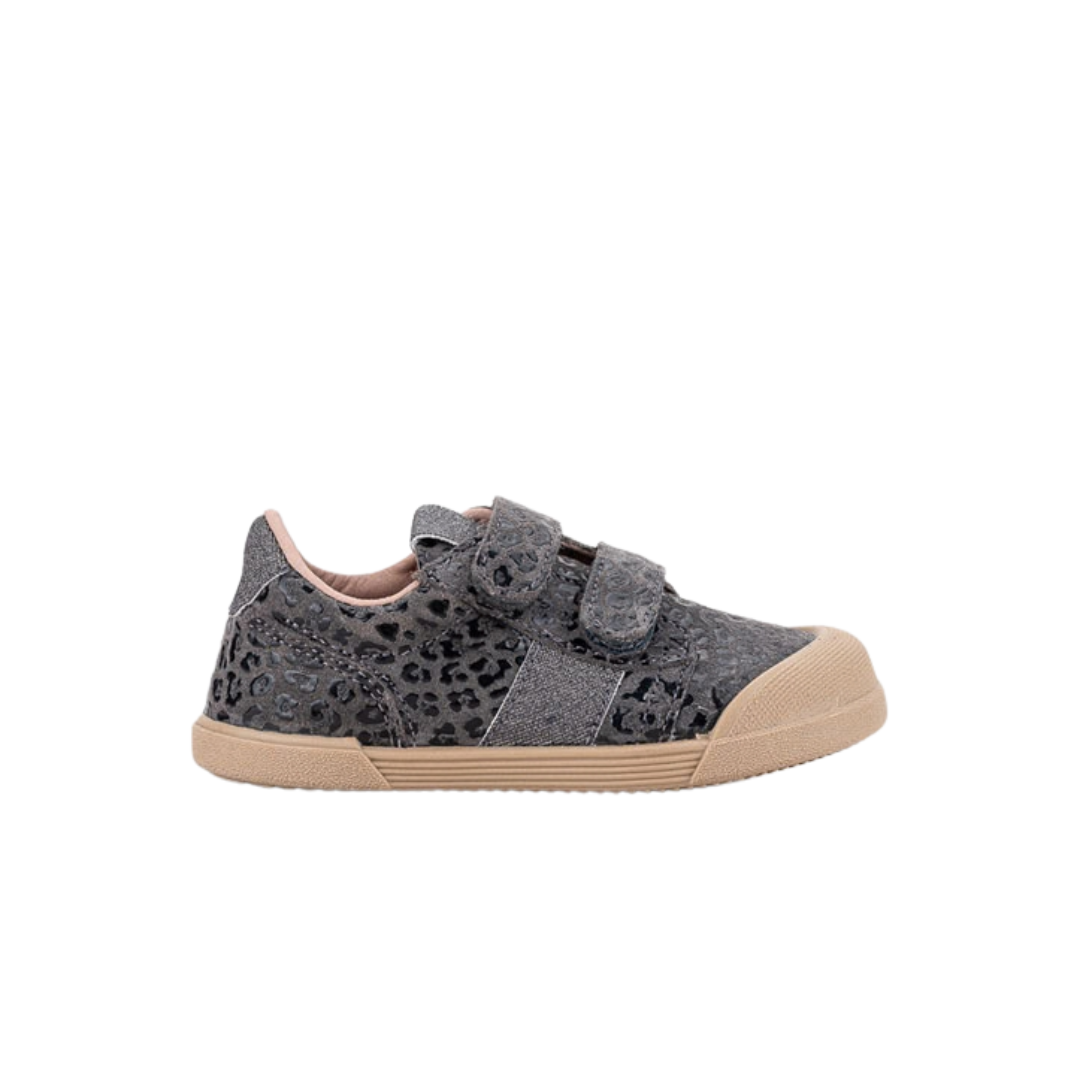 Sapatilha infantil cinzenta com padrão animal print e fechos de velcro.