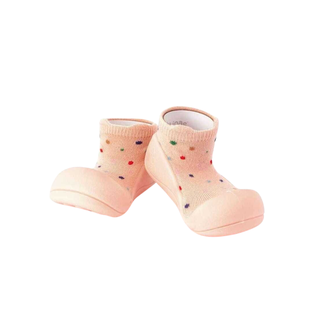 Meias cor-de-rosa claro com bolinhas coloridas e sola de borracha