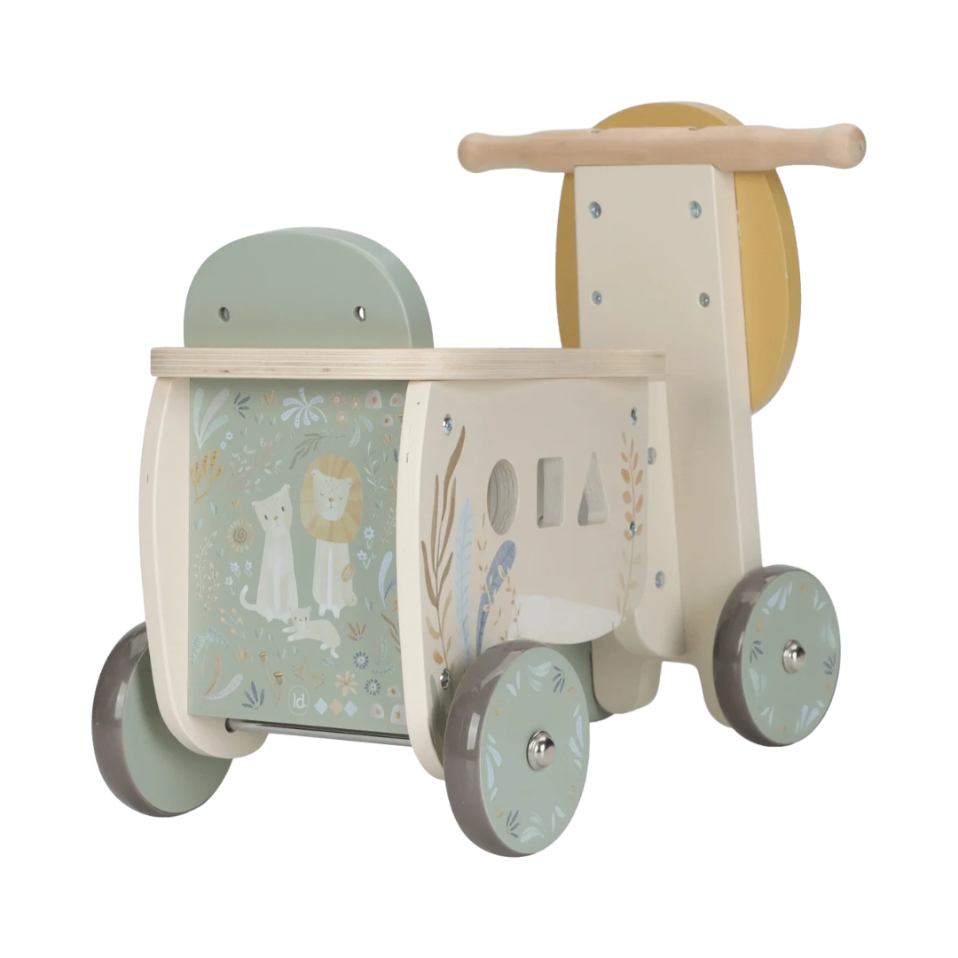Brinquedo de madeira com quatro rodas e decoração de animais e flores.