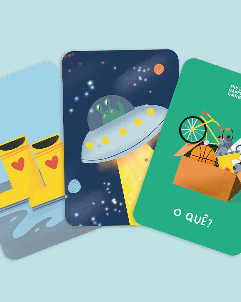 Cartões ilustrados com galochas amarelas, disco voador com alienígena e caixa com objetos diversos e texto em fundo colorido.