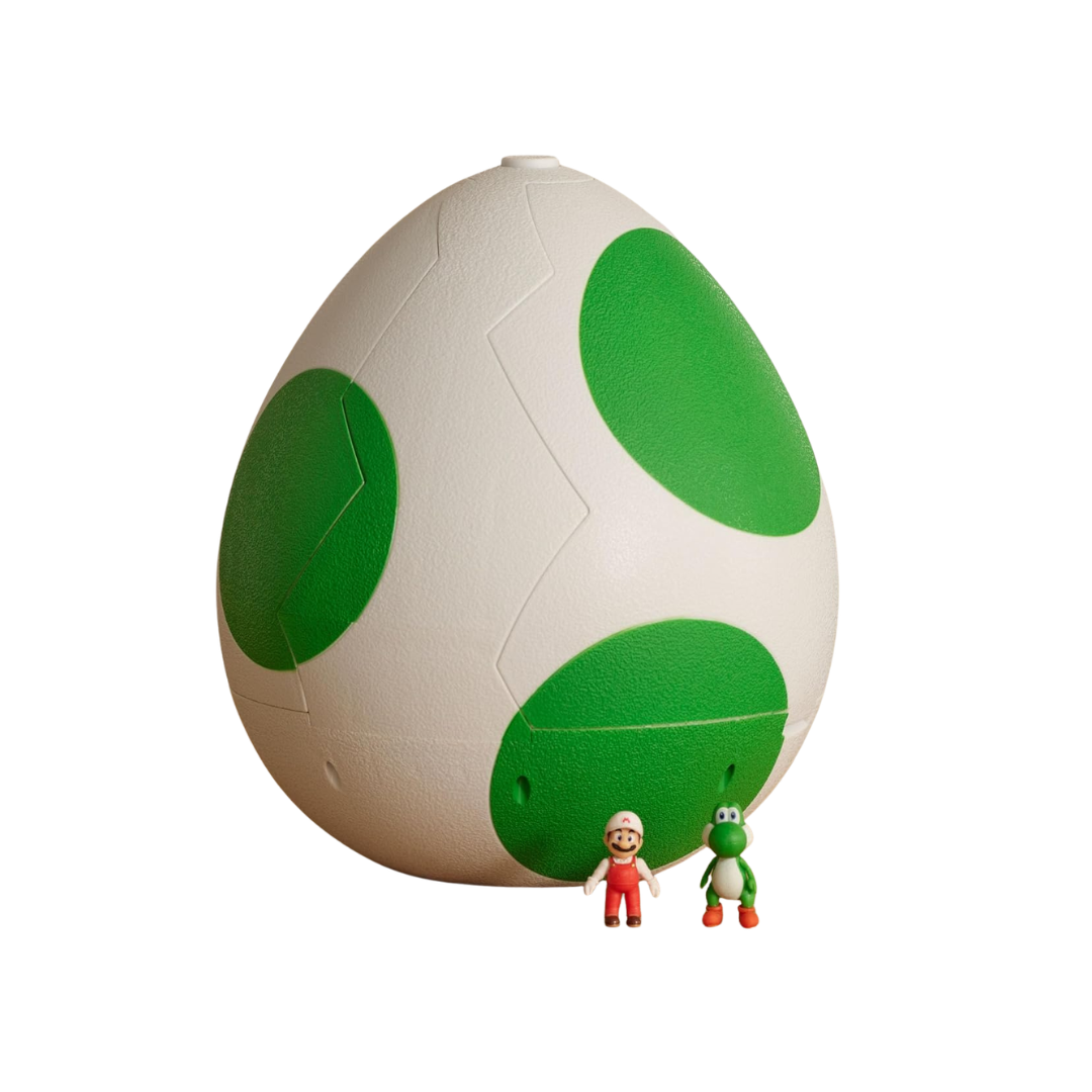 Ovo branco com manchas verdes e bonecos do Mario e Yoshi em miniatura.