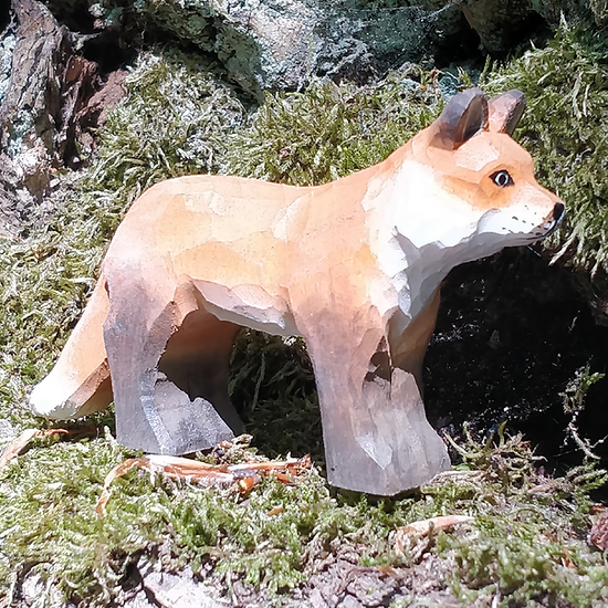 Figura de raposa esculpida em madeira com padrão colorido e musgo verde