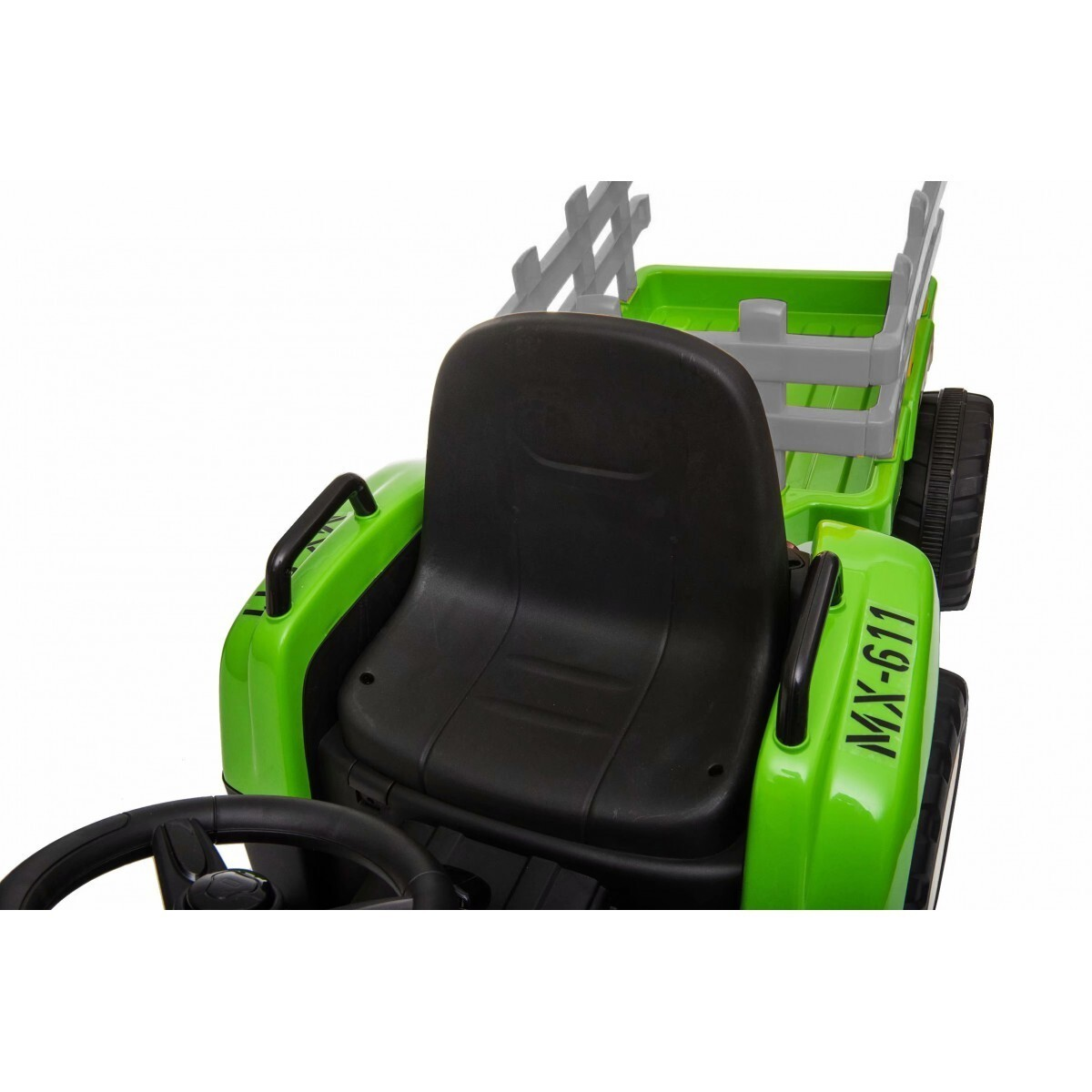 Carrinho de brinquedo agrícola verde com assento preto e cerca cinza atrás